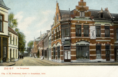 15523 Gezicht in de 1e Dorpsstraat met bebouwing te Zeist uit het noordwesten; met links de voorgevel van hotel-pension ...